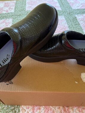 Women’s Croc-Embossed Slip-ons